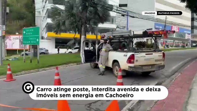 Carro atinge poste, interdita avenida e deixa imóveis sem energia em Cachoeiro