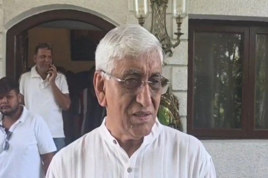 स्कूलों में गायत्री मंत्र अनिवार्य के आदेश पर गरमाई सियासत, पूर्व डिप्टी CM बोले- सरकार इसे वापस ले, ये भी कहा...
