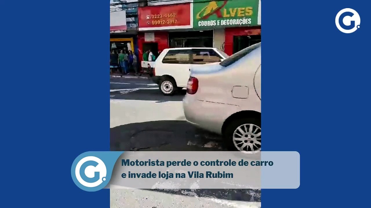 Motorista perde o controle de carro e invade loja na Vila Rubim