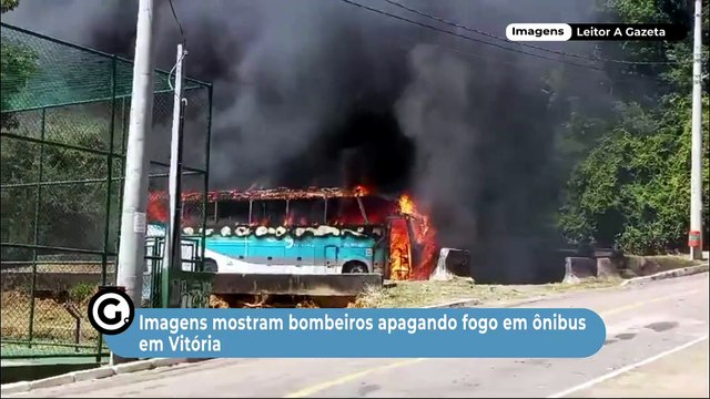 Imagens mostram bombeiros apagando fogo em ônibus em Vitória