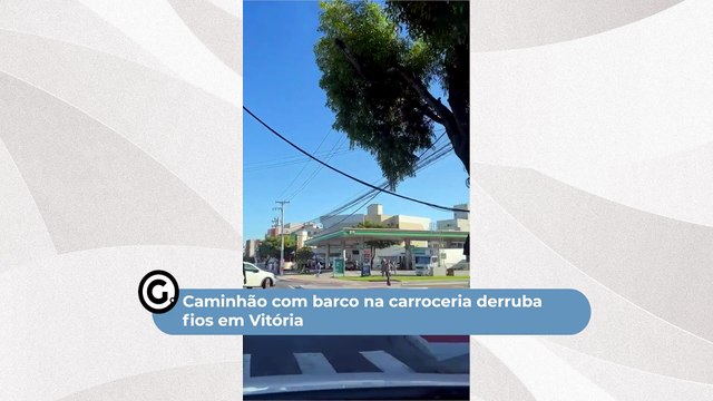 Caminhão com barco na carroceria derruba fios em Vitória