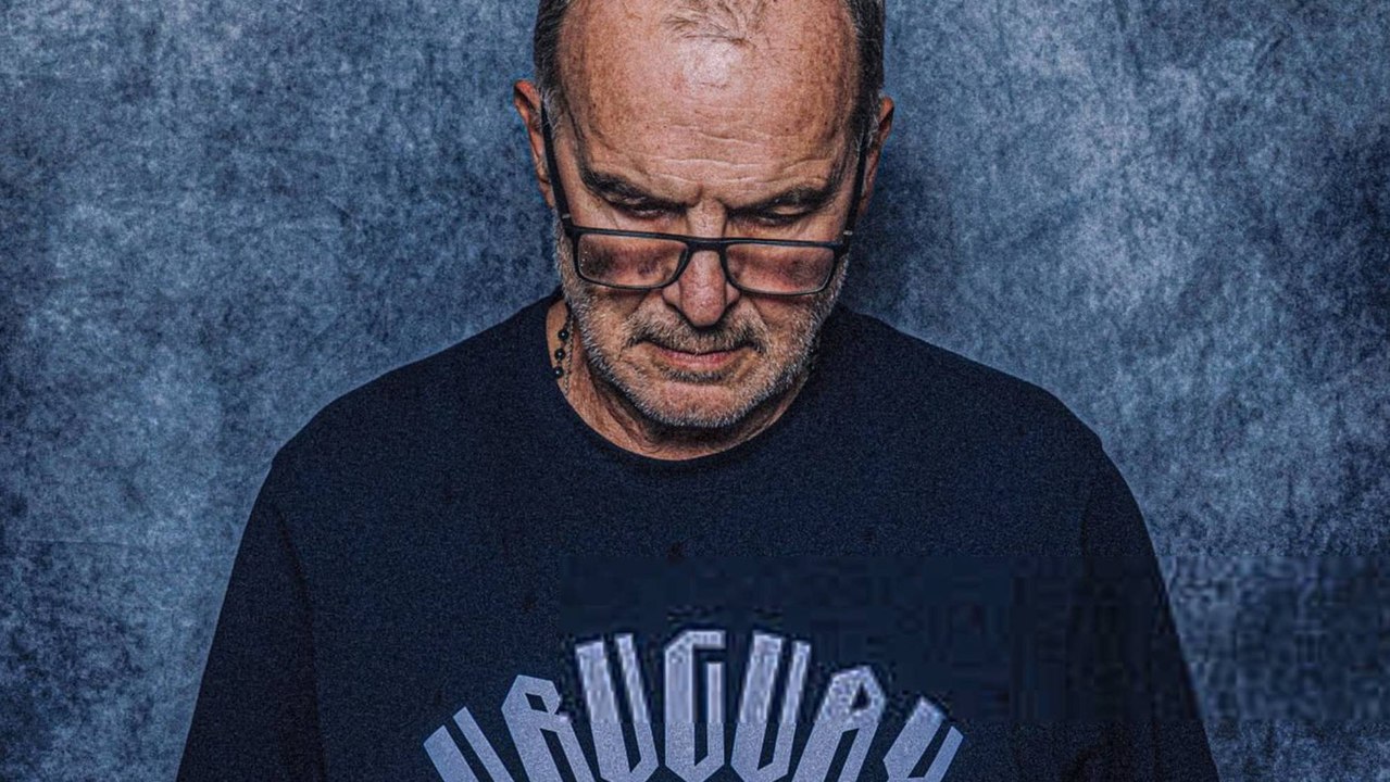Marcelo Bielsa explica su foto viral mirando al suelo para el Mundial: "No hice nada malo"