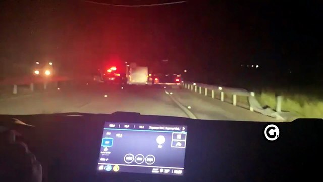 Caminhão tomba no Contorno do Mestre Álvaro, na Serra, e afeta o trânsito