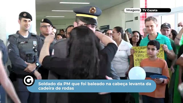 Soldado da PM que foi baleado na cabeça levanta da cadeira de rodas
