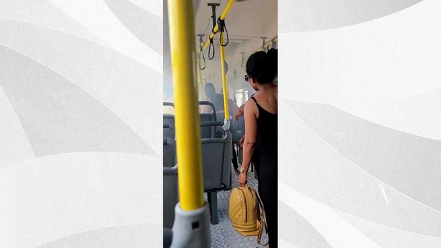 Celular pega fogo dentro de ônibus em Guarapari