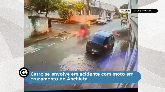Carro se envolve em acidente com moto em cruzamento de Anchieta