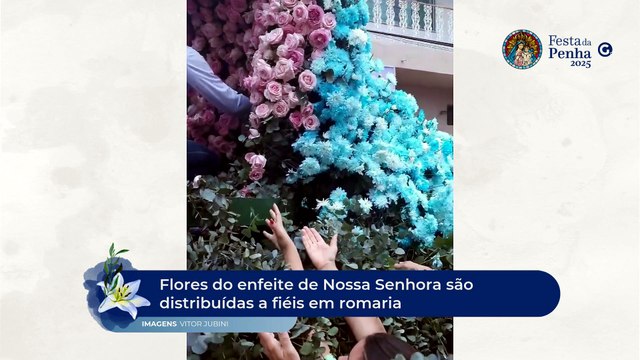 Flores do enfeite de Nossa Senhora são distribuídas a fiéis em romaria