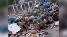 Müllwagen lädt seine komplette Ladung mitten auf der Straße ab