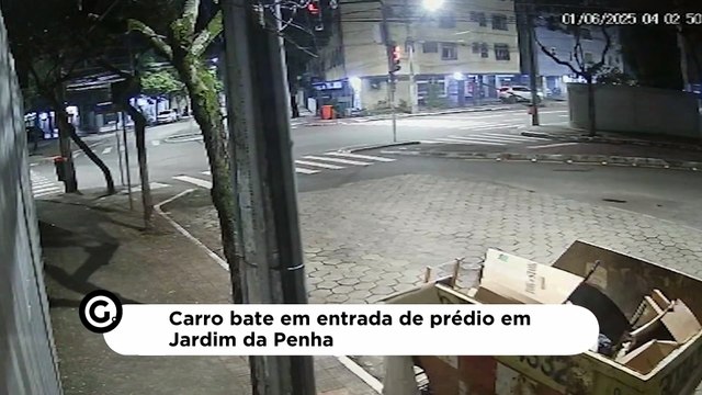 Carro bate em entrada de prédio em Jardim da Penha