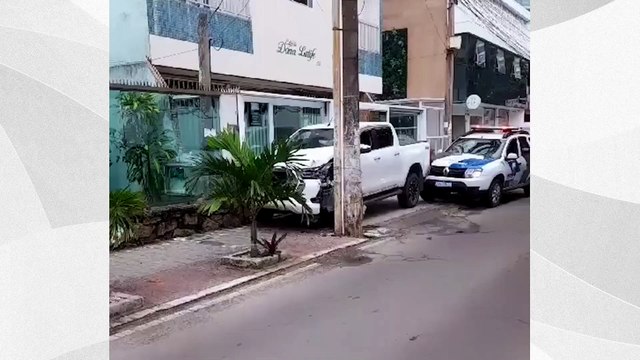 Suspeitos batem caminhonete roubada durante perseguição policial em Guarapari