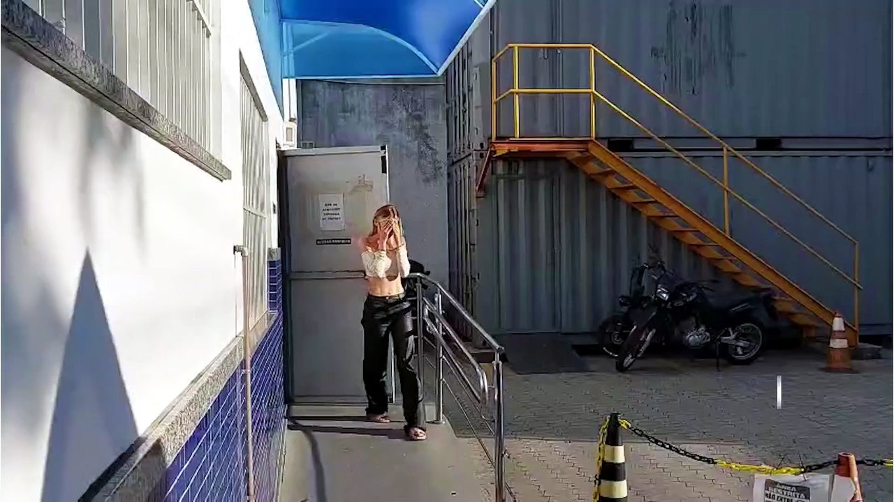 Momento em que influencer deixa delegacia em Vila Velha