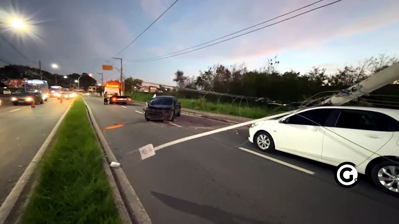 Pneu estoura, motorista perde controle e poste cai sobre carro na Serra