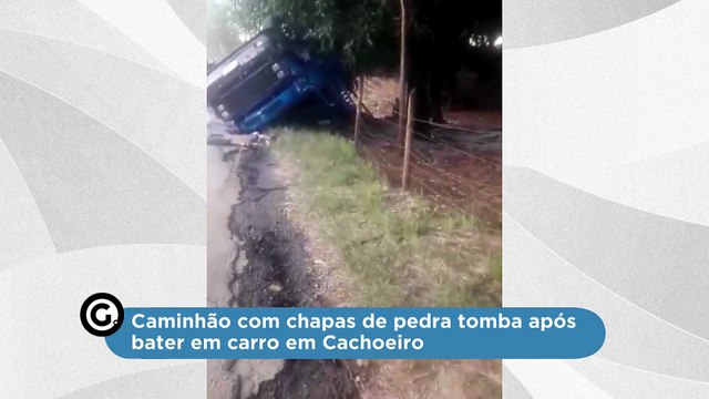 Caminhão com chapas de pedra tomba após bater em carro em Cachoeiro