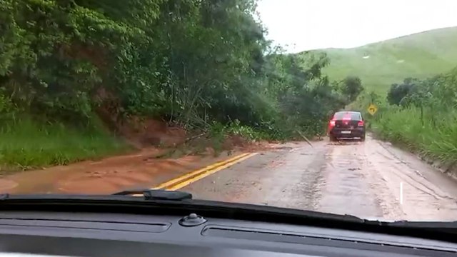 ES 391 em Mimoso do Sul com tráfego em meia pista por conta de deslizamentos de barreiras