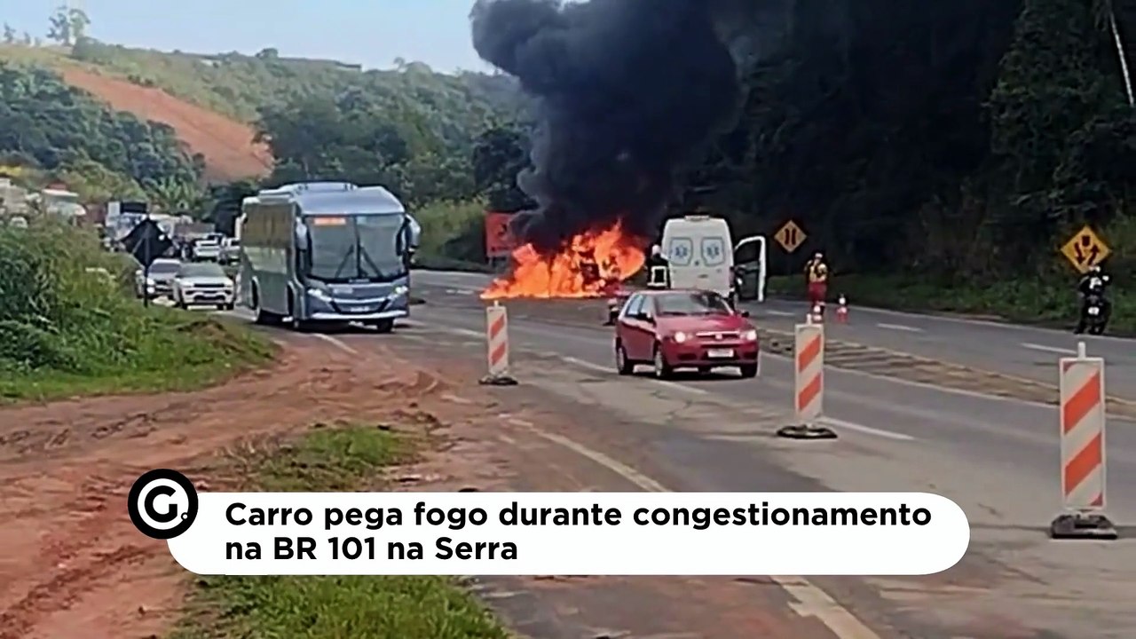 Carro pega fogo durante congestionamento na BR 101 na Serra