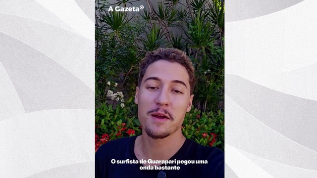 Surfista é surpreendido por onda de retorno na Praia do Morro, em Guarapari