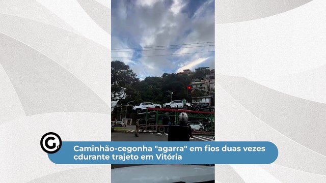 Caminhão-cegonha agarra em fios duas vezes durante trajeto em Vitória
