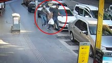 Pastaneden çıkarken silahlı saldırıya uğradı; olay kamerada