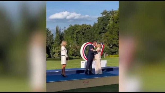 Su X Macron accoglie Meloni sulle note di Felicità