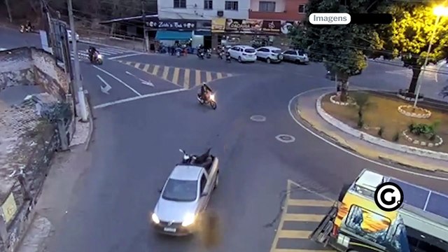 Motorista atinge motociclista em rotatória de Cachoeiro de Itapemirim