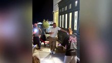 Totti show a Malta: cena nel ristorante italiano e gara di palleggi con un bambino