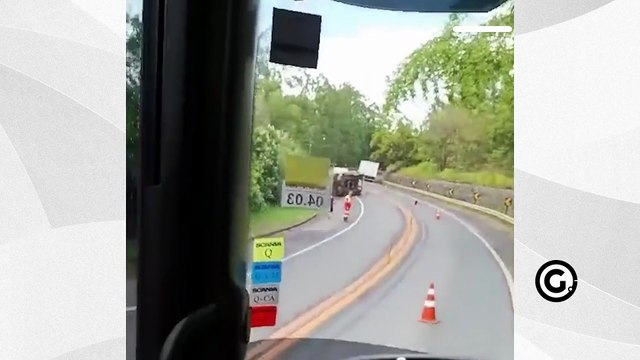 Carreta tomba e complica trânsito na BR 101 em Aracruz
