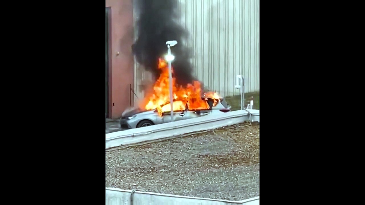 Un automobiliste percute une entrée de la prison de Nanterre avant d’incendier son véhicule et de prendre la fuite - Les 1ères images dévoilées
