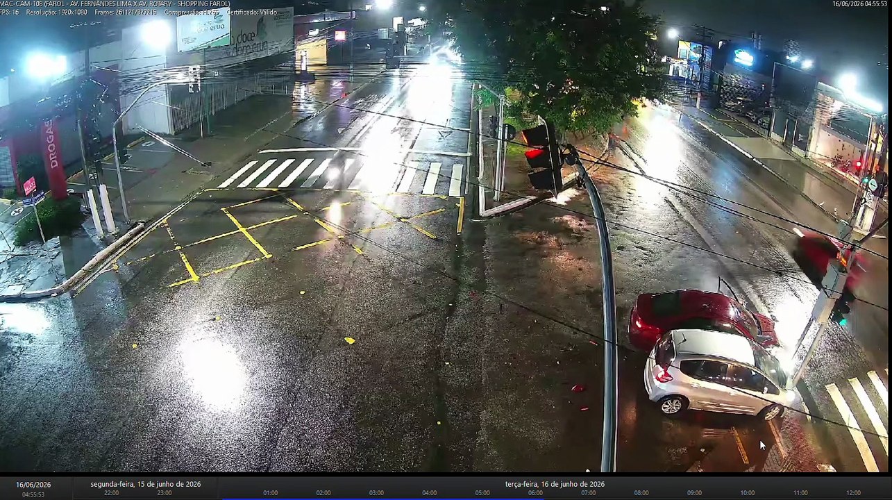 Vídeo mostra momento do acidente entre dois carros na Avenida Fernandes Lima
