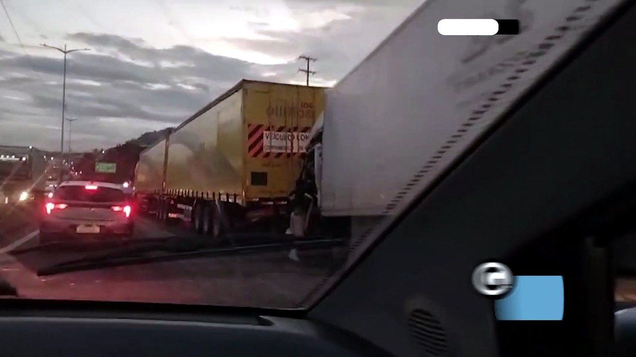 Acidente envolvendo dois caminhões e um carro,...