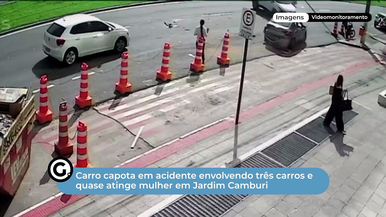 Carro capota em acidente envolvendo três carros e quase atinge mulher em Jardim Camburi