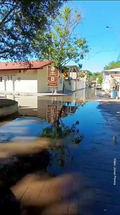Maré alta alaga ruas em Anchieta