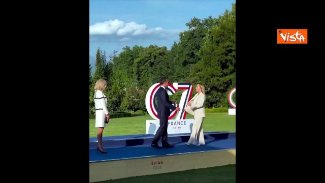 L'omaggio social di Macron per l'arrivo di Giorgia Meloni al G7 sulle note di Felicità