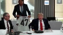 G7: Kanzler schenkt Trump Trikot mit Aufdruck 'Trump 47'