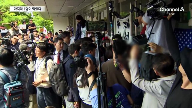 ‘성조기 치마’ 시위자 1명이 막았다…개표소 진입 불발