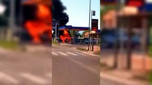 Paura al distributore a Lucca, furgone va a fuoco: "Scappate, ? pieno di metano"