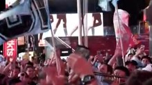 Hinchas de Argentina y Argelia celebran en Times Square
