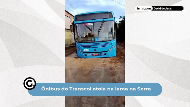 Ônibus do Transcol atola na lama na Serra