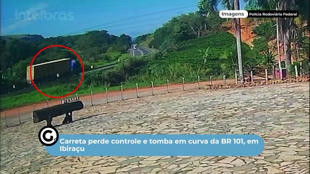 Carreta perde controle e tomba em curva da BR 101, em Ibiraçu