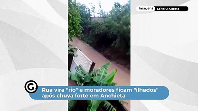 Rua vira rio e moradores ficam ilhados após chuva forte em Anchieta