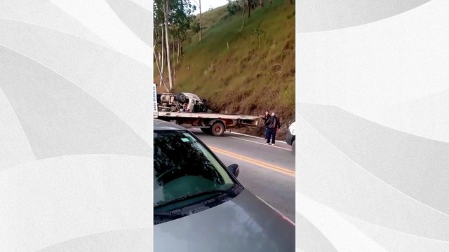 Motorista fica ferido após carreta tombar na BR 262