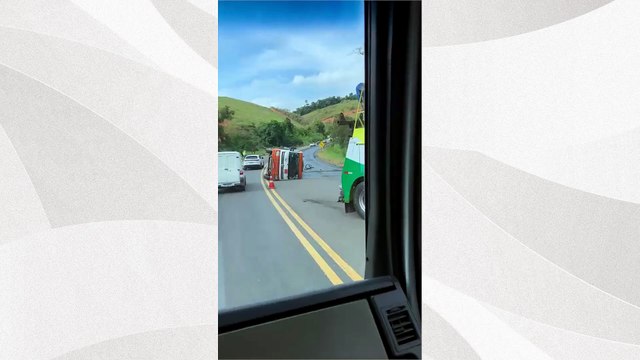 Caminhão tomba e bate em carreta na BR 101 em Mimoso do Sul
