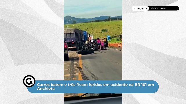 Carros batem e três ficam feridos em acidente na BR 101 em Anchieta