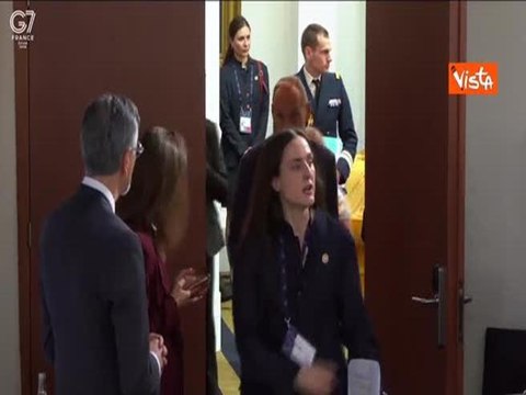Meloni incontra Trump a margine del G7 Evian, stretta di mano e scambio di battute tra i due