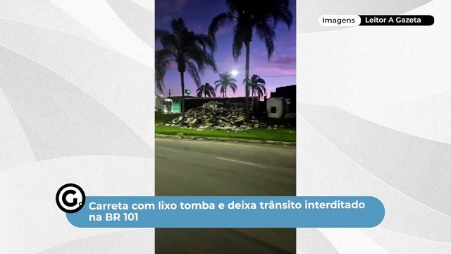 Carreta com lixo tomba e deixa trânsito interditado na BR 101