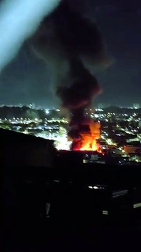 Incêndio destrói galpão de empresa de móveis em Cariacica