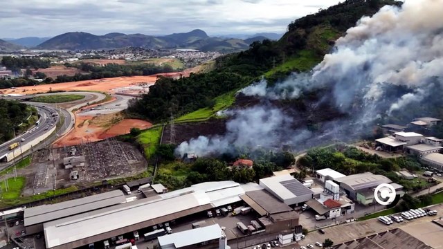 Incêndio atinge vegetação em Cariacica