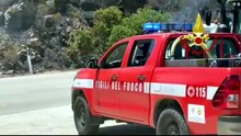San Pantaleo, incendio nelle campagne di Milmeggiu: intervengono vigili del fuoco e canadair