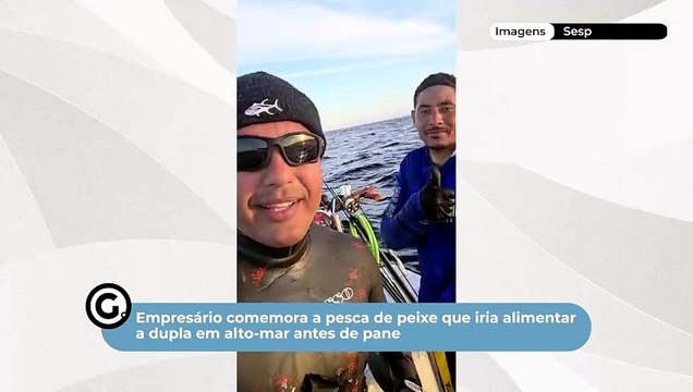 Empresário comemora a pesca de peixe que iria alimentar a dupla em alto-mar antes de pane