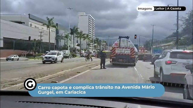 Carro capota e complica trânsito na Avenida Mário Gurgel, em Cariacica