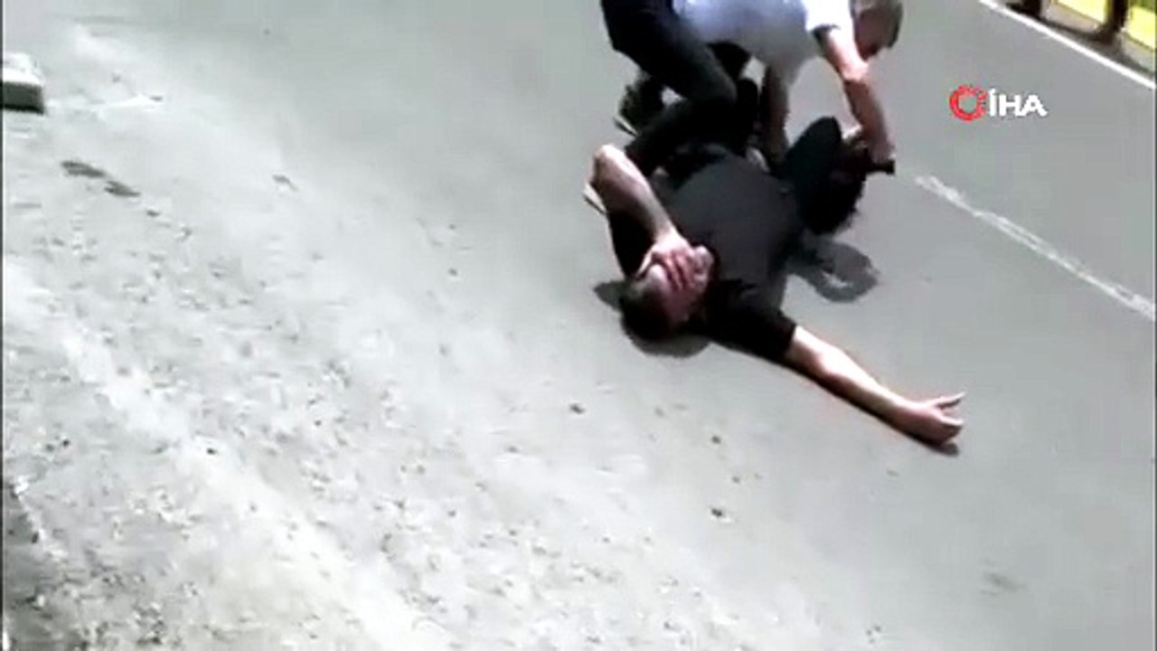 Gebze Adliyesi önünde silahlı saldırı: Bir kişi bacağından vuruldu